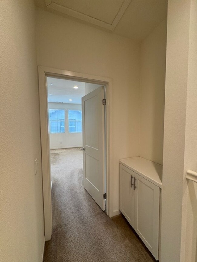 Building Photo - Newer 3 bedroom townhome in Simi Valley
