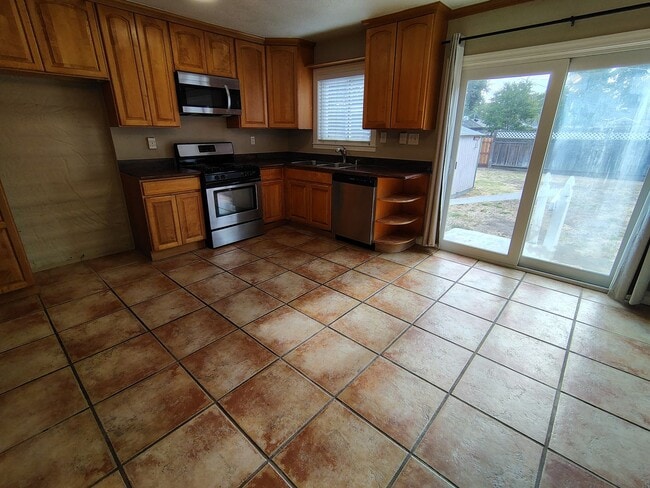 Building Photo - 404 Camellia Way