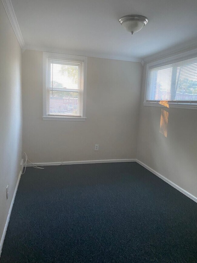 Building Photo - Completely renovated end row home! Stainle...