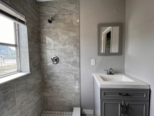 Building Photo - 718 W 7th St