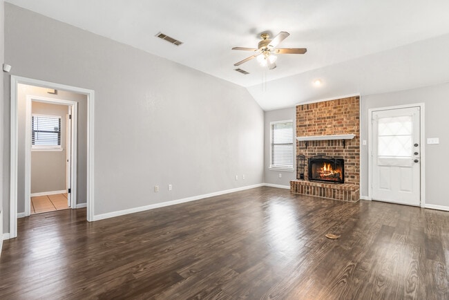 Building Photo - 605 Paintbrush Dr