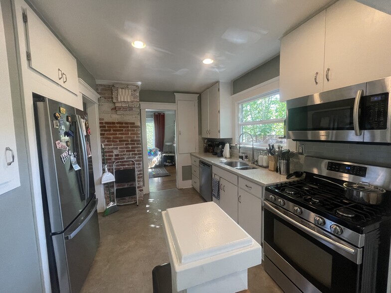 Building Photo - 824 N Killingsworth Ct