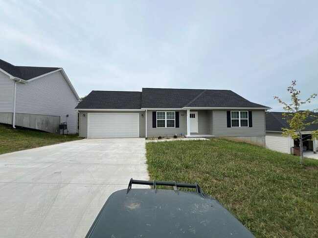 Primary Photo - Newer Home in Lake Labadie Subdivision
