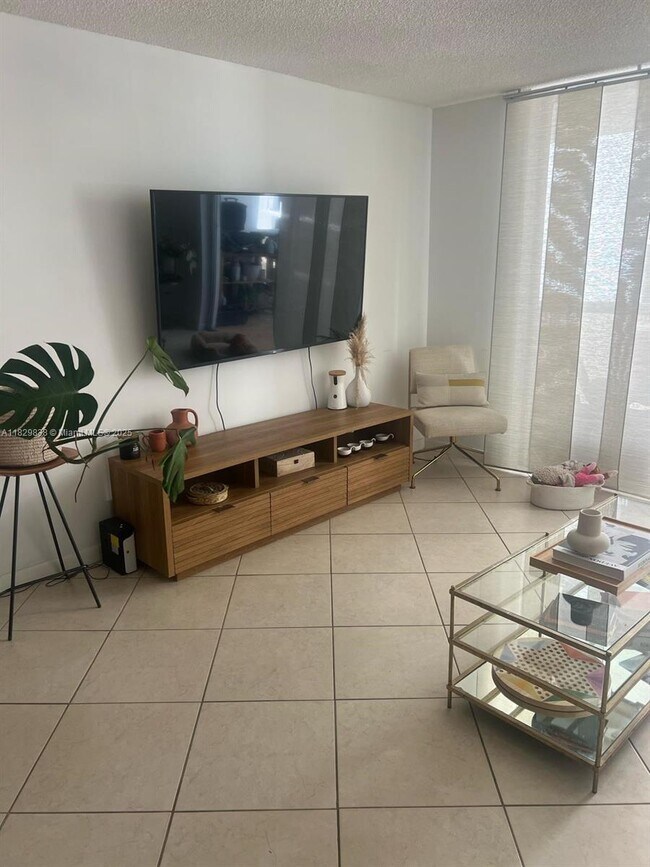 Building Photo - 6039 Collins Ave