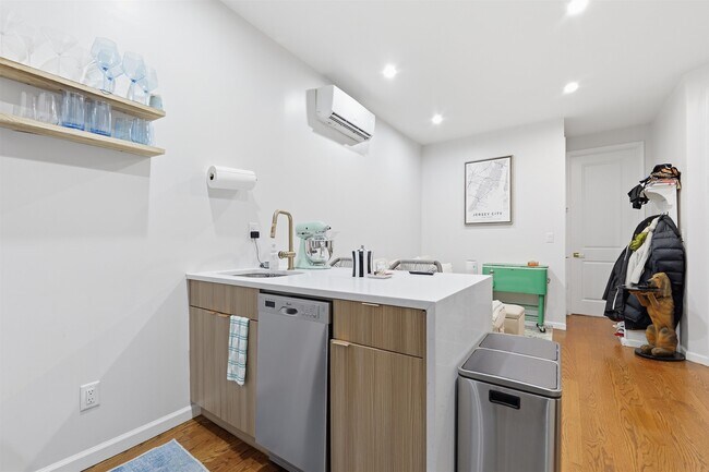 Building Photo - 335 5th St