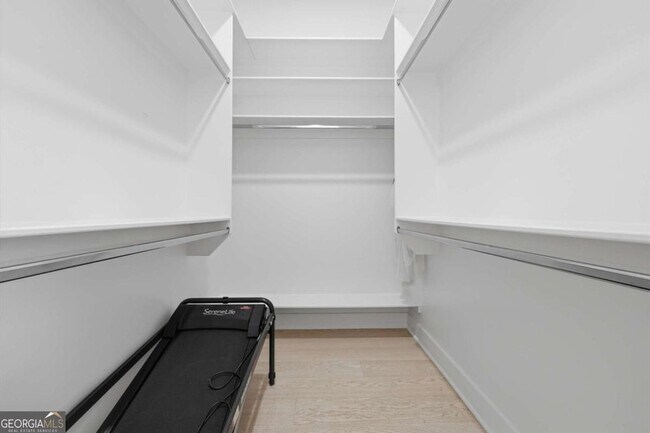 Building Photo - 556 Versailles Dr