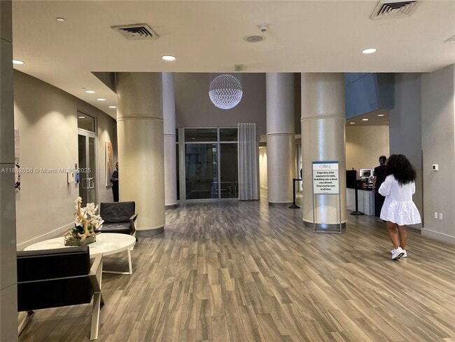 Building Photo - 1750 N Bayshore Dr
