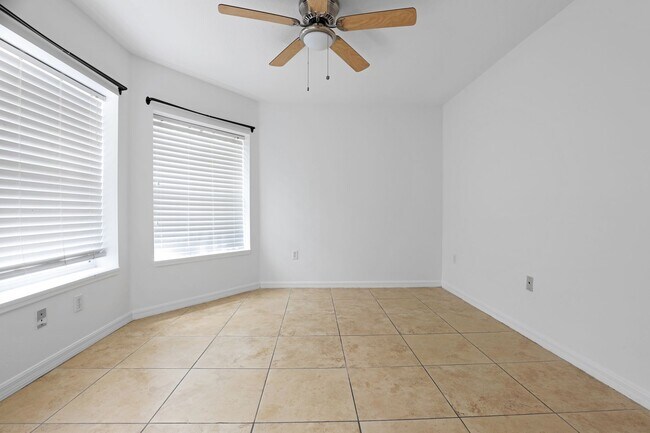 Building Photo - Bright & Airy 3-Bed Home Close to Universi...