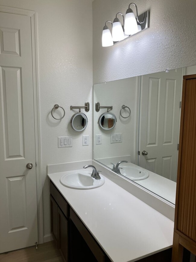 Building Photo - 1977 Apiary Wy