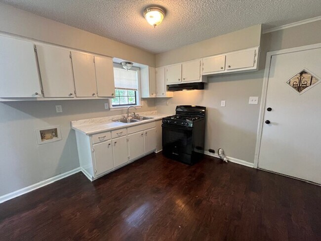 Building Photo - Renovated 3 Bedroom 1 Bath Home for Rent!!