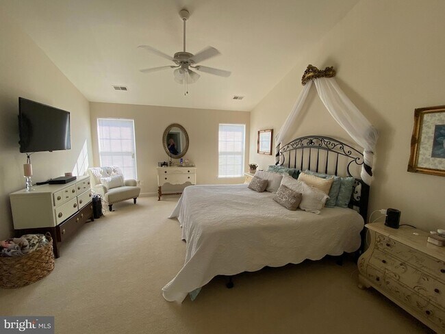 Building Photo - 6 Hollow Creek Cir