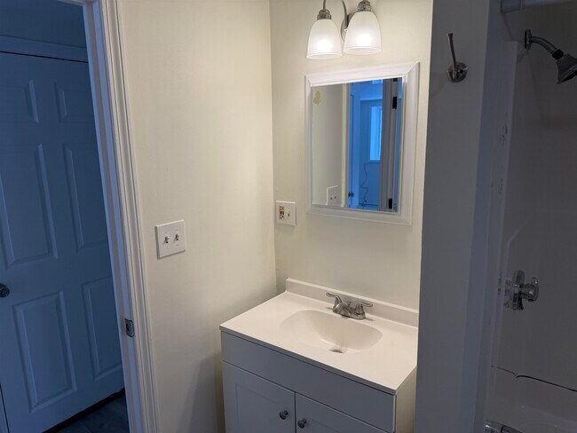 Building Photo - 32 Forest Rd