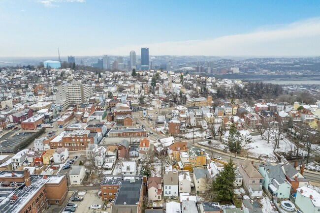 Building Photo - AVAILABLE MAY 1ST!! STUNNING 3 BEDROOM, MUST SEE!