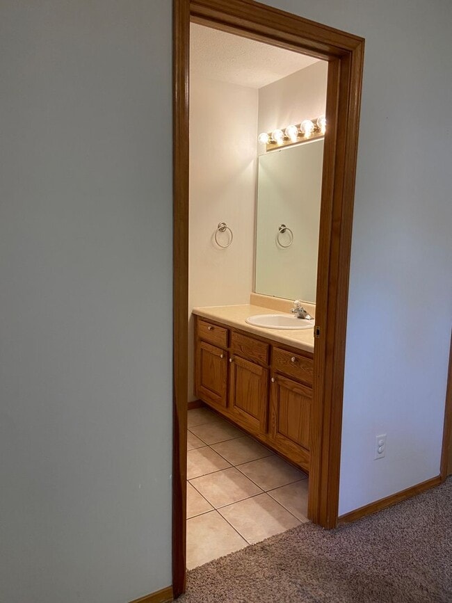 Building Photo - Great 3 BR, 2 Bath, 2 Car Garage Ranch located in SW Springfield.