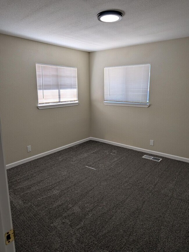 Building Photo - Nice Family Home