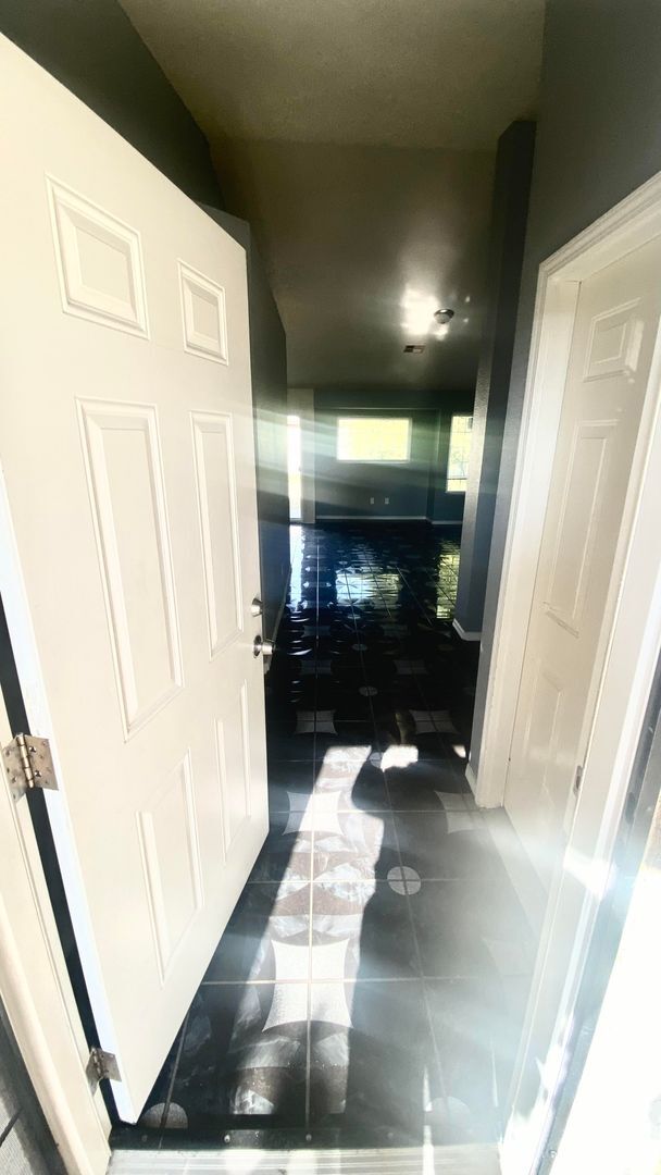 Building Photo - Enchanting Delano property just minutes fr...