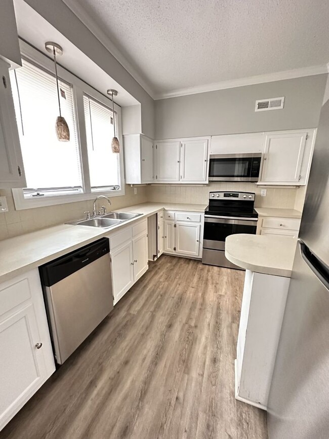 Building Photo - Large 2 Bedroom 2 Bath Condo in the Forest Oaks Community!!