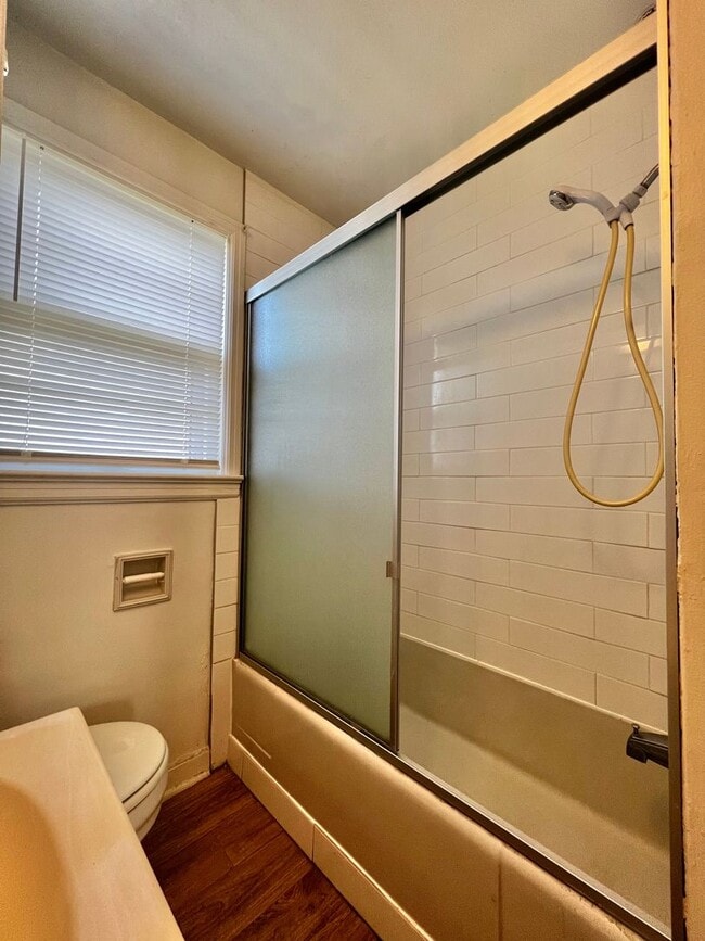 Building Photo - 2 Bed 1 Bath Available Now!