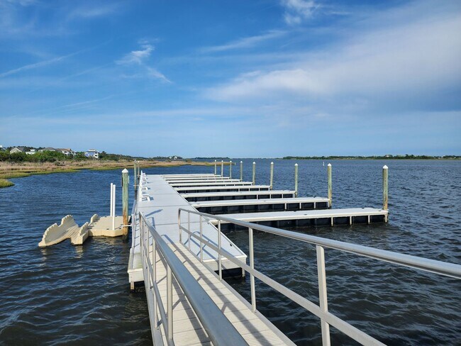 Building Photo - Home Available in Summerhouse on Everett Bay! Showings Coming Soon.