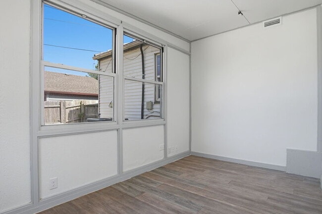 Building Photo - 549 E Ercoupe Dr
