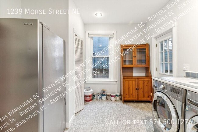 Building Photo - Charming 2-level 3Bd/1.5Bth TH W/Parking! ...