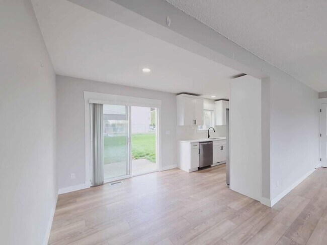 Building Photo - 20/22 Poplar Ave.