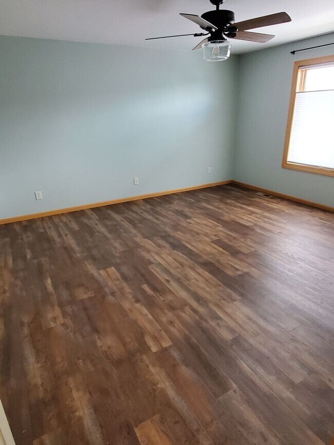Building Photo - Beautiful 4 bedroom pet friendly house on ...