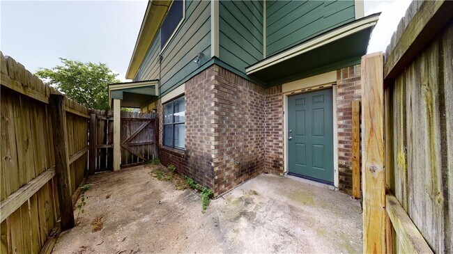 Building Photo - 2807 Longmire Dr