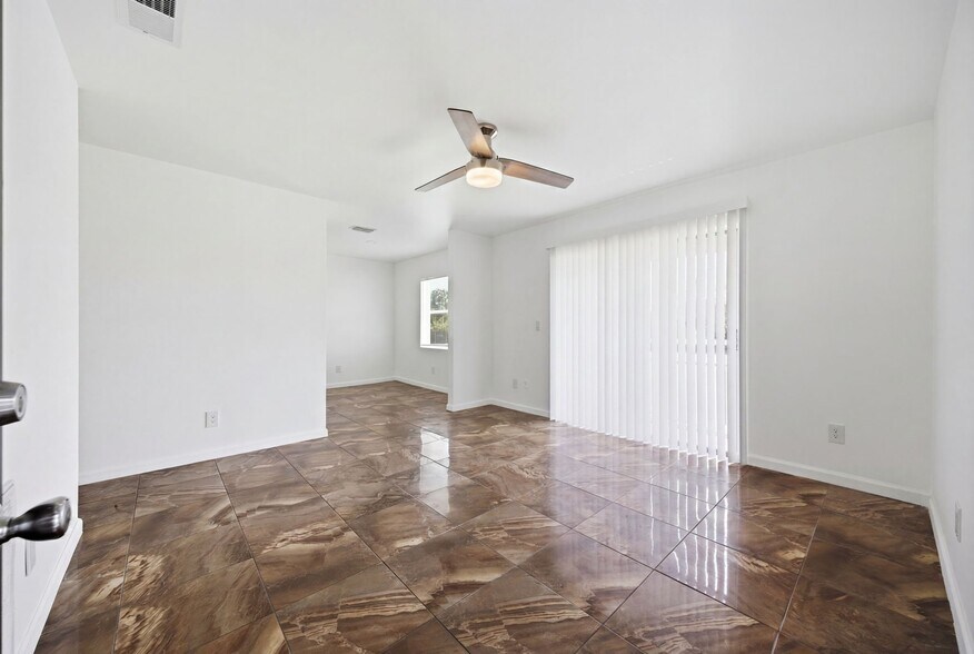 Building Photo - 5606 S Manhattan Ave