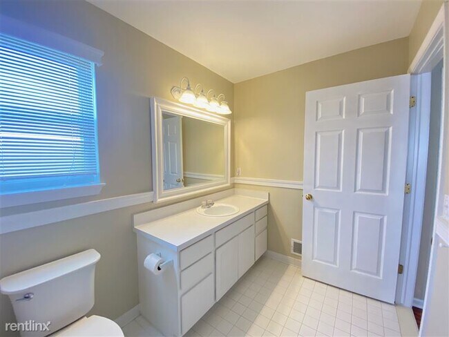 Building Photo - 6710 Summerdale Ct E