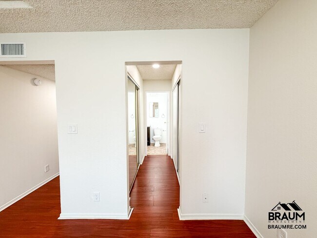 Building Photo - 221 W Elm Ave