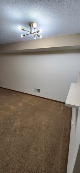 Building Photo - 1390 Daleview Dr