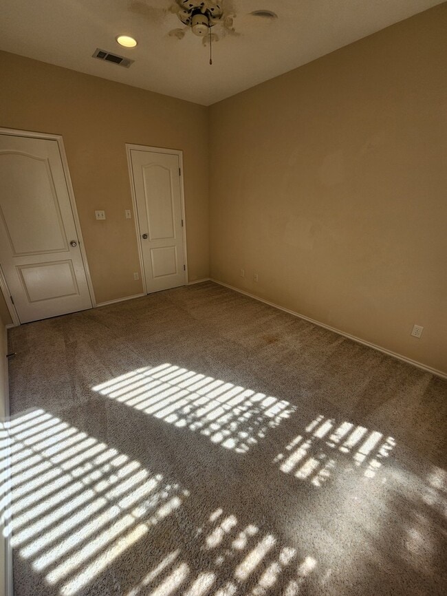 Building Photo - 3 bed 2 bath patio home, 3 car garage!