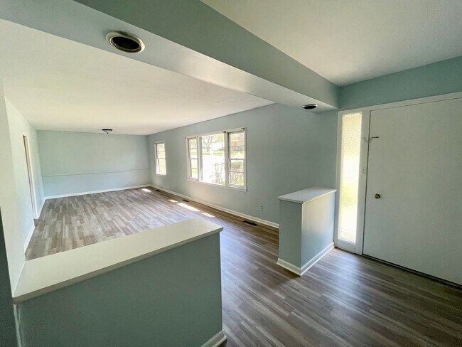 Building Photo - Charming 3 BR/2BA Home in Eastover District