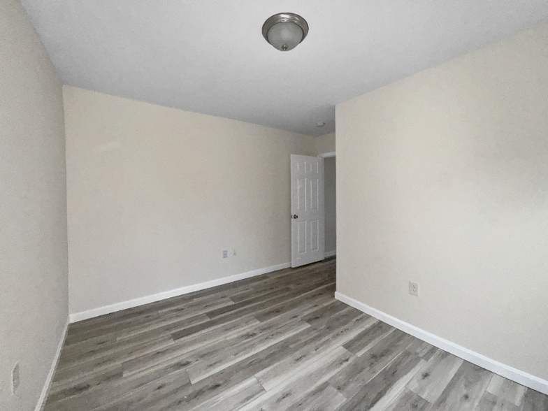 Building Photo - 8-10 Varnum St