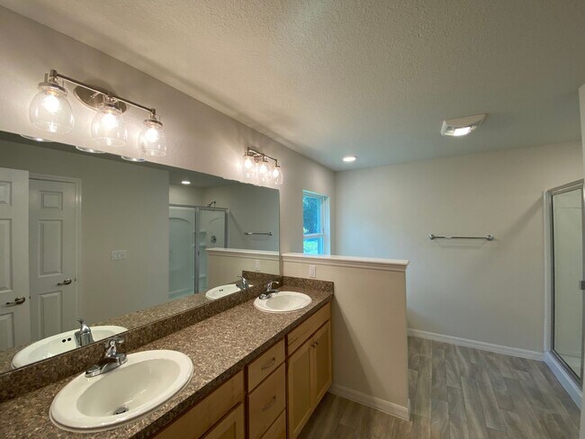 Building Photo - Great new rent on 4/2! Desirable SW Ocala Neighborhood 4/2/2 *WON'T LAST*
