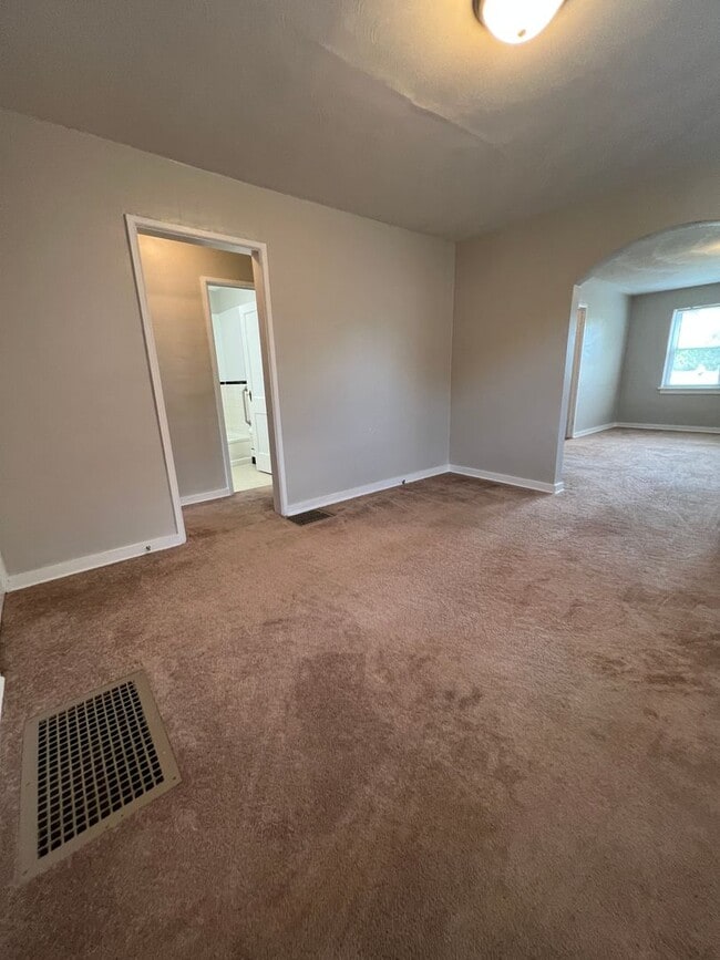 Building Photo - 1257 W 6th St