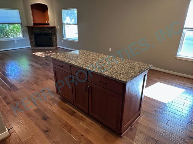 Building Photo - Charming 2-Bed Townhouse Retreat with 2.5 ...