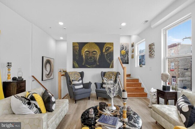 Building Photo - 2352 W Thompson St