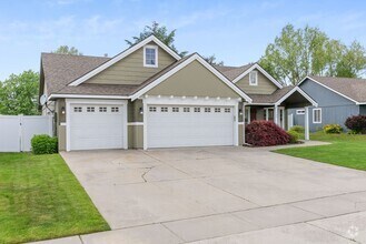 Building Photo - 3 Bedroom Home with a 3 Car Garage in Deer...