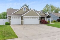 Building Photo - 3 Bedroom Home with a 3 Car Garage in Deer...