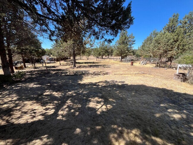 Building Photo - Country 3-bdr/2-bath with huge yard in Crooked River Ranch!