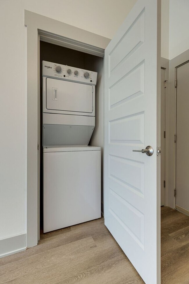 Building Photo - Walk to Geodis - 1 Bed Condo in WEHO!