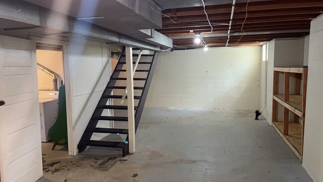 Building Photo - 2400 Hillview Ave