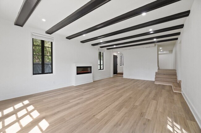 Building Photo - 8 BED 4 BATH Fully remodeled house in West...