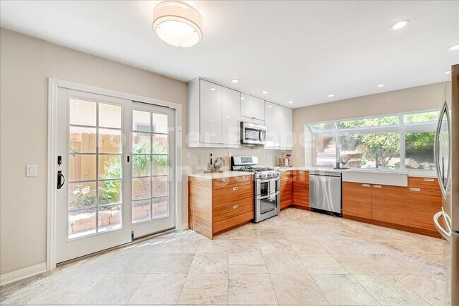 Building Photo - ***Beautiful 3 bed / 2.5 bath / 1,975 sqft House in the Vista/Shadowridge Neighborhood - Availabl...