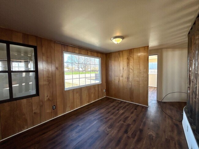 Building Photo - Unique 5 Bedroom Home