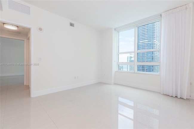 Building Photo - 950 Brickell Bay Dr