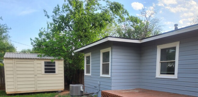 Building Photo - 417 Woodlawn Dr