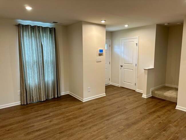 Building Photo - New Canterbury Townhouse